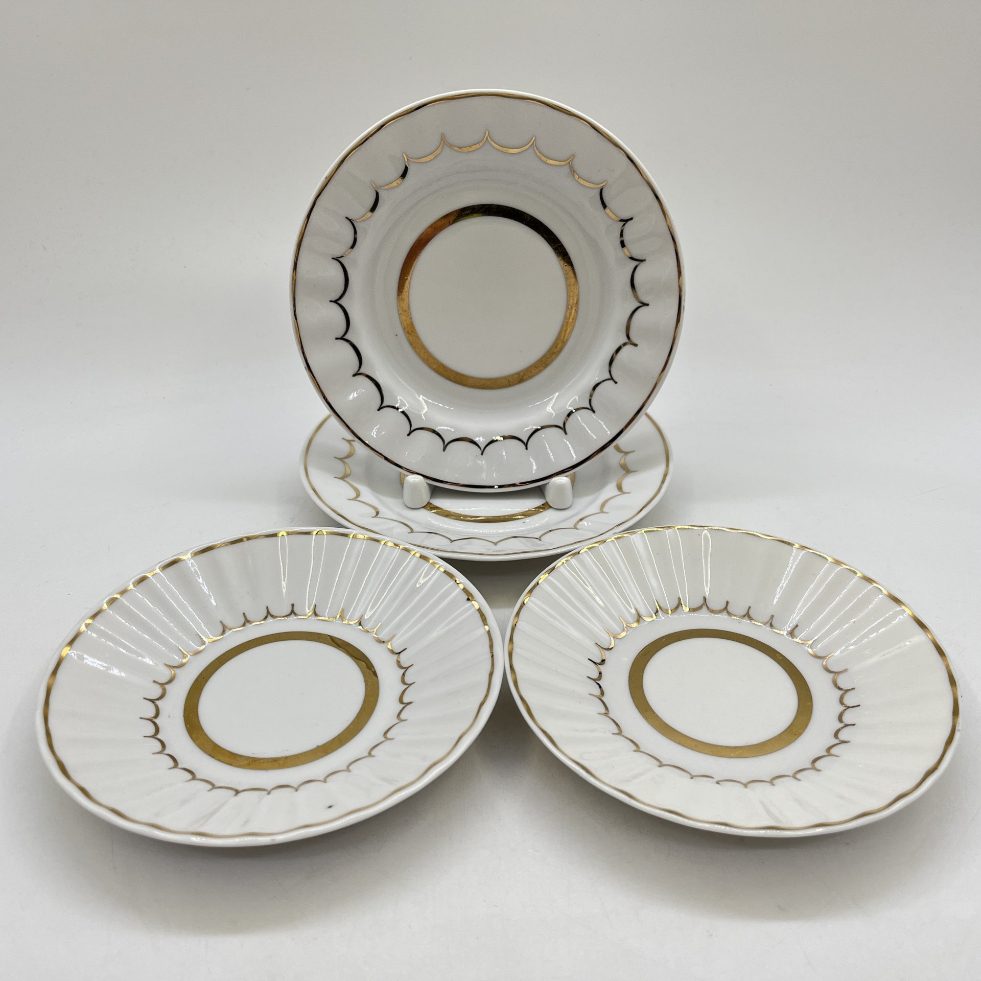 Набор из 4-х тарелок (2 блюдца и 2 пирожковые тарелки), фарфор, золочение, Дмитровский фарфоровый завод (ДФЗ Вербилки), СССР, 1965-1991 гг.