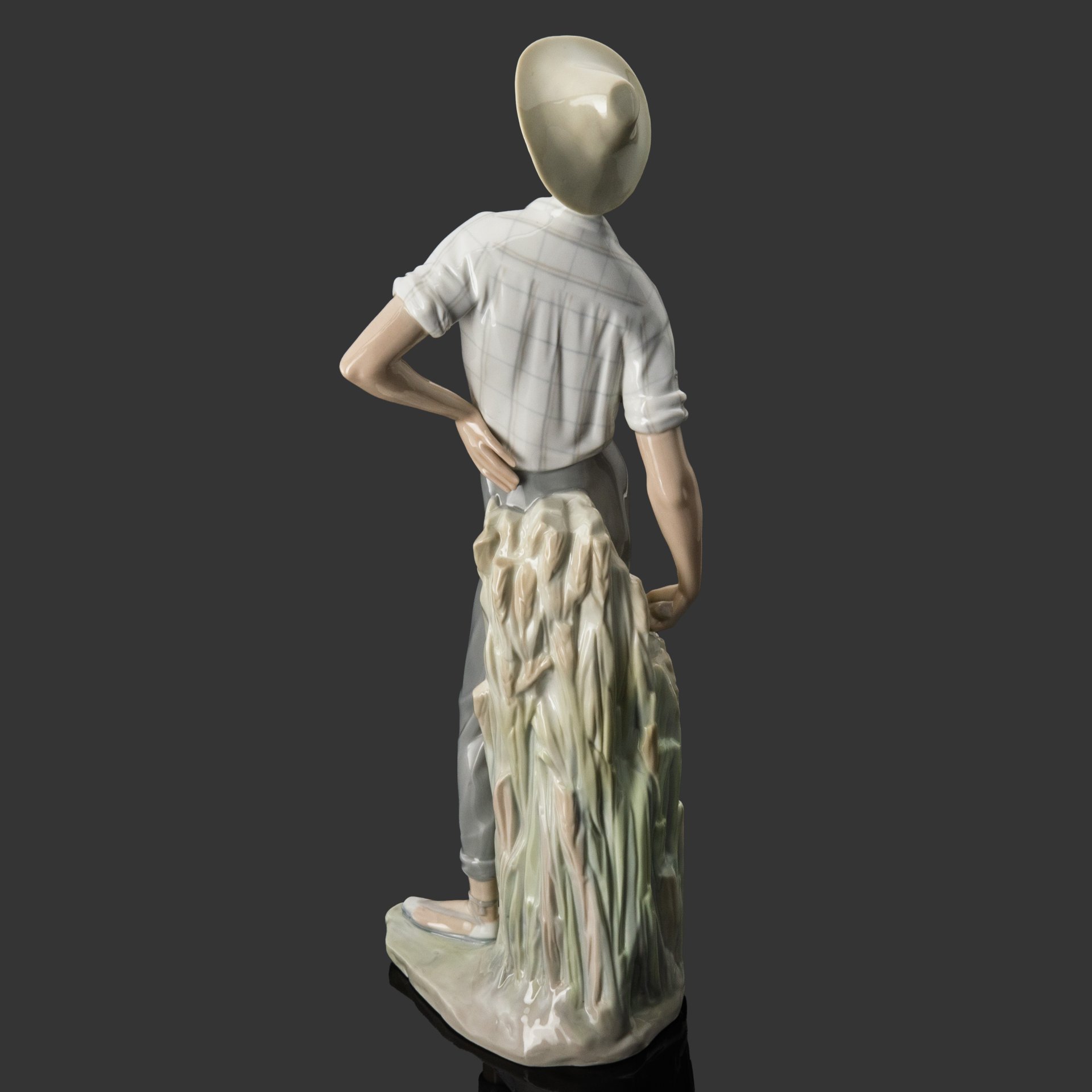 Статуэтка "Мужчина с серпом" ("Жнец"), фарфор, роспись, NAO Porcelain, Испания, 1970-1990 гг.