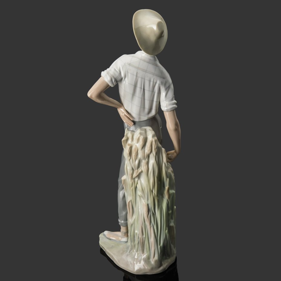 Статуэтка "Мужчина с серпом" ("Жнец"), фарфор, роспись, NAO Porcelain, Испания, 1970-1990 гг.
