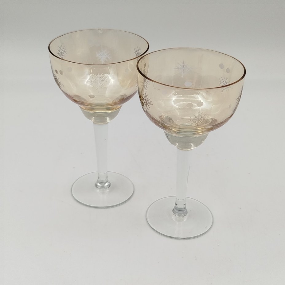 Набор из двух рюмок медового оттенка с геометрическим декором