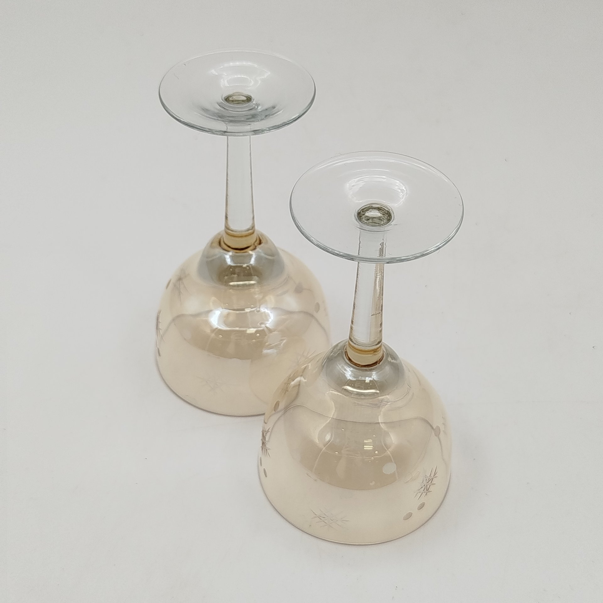 Набор из двух рюмок медового оттенка с геометрическим декором, цветное стекло, алмазная грань, СССР, 1960-1990 гг.