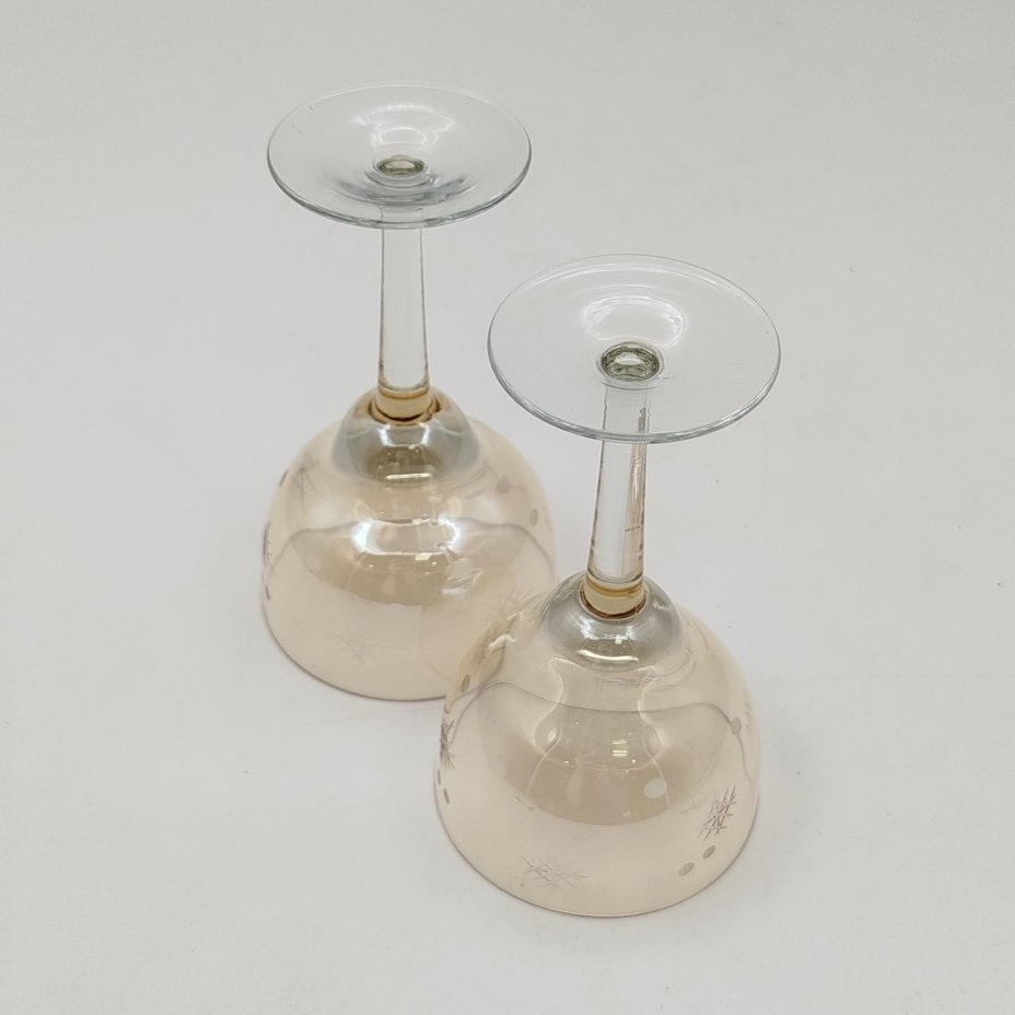 Набор из двух рюмок медового оттенка с геометрическим декором