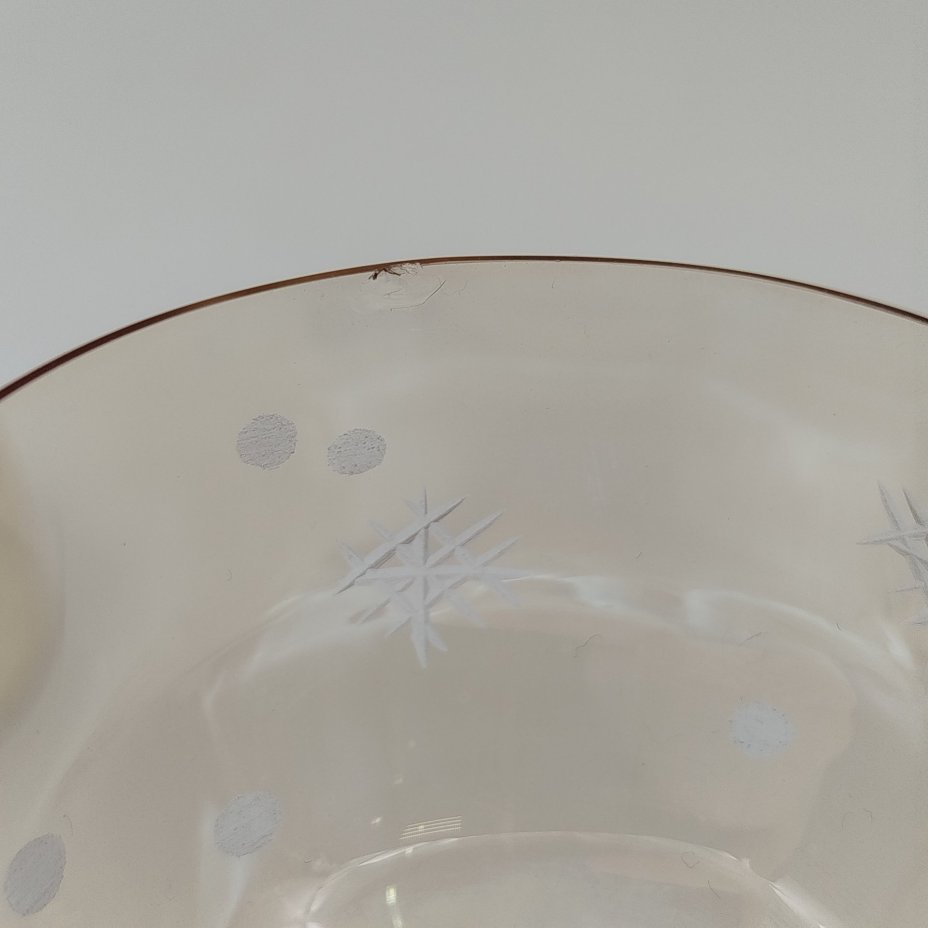 Набор из двух рюмок медового оттенка с геометрическим декором