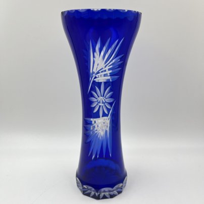 Ваза синего оттенка, украшенная цветочным декором
