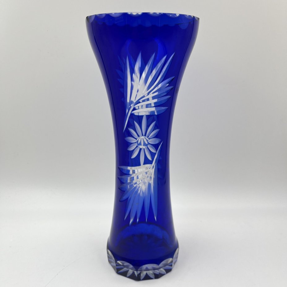 Ваза синего оттенка, украшенная цветочным декором