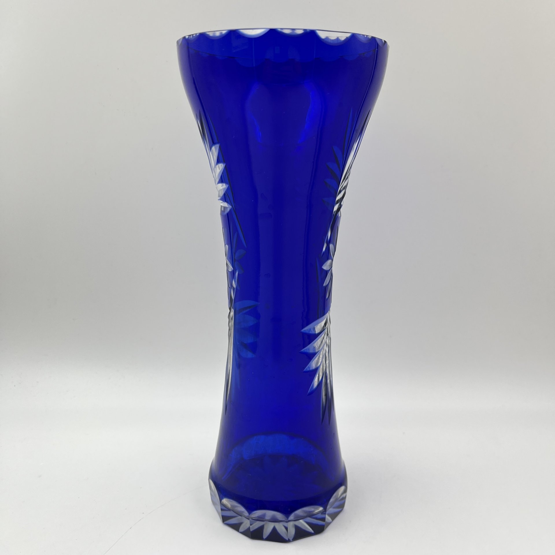 Ваза синего оттенка, украшенная цветочным декором