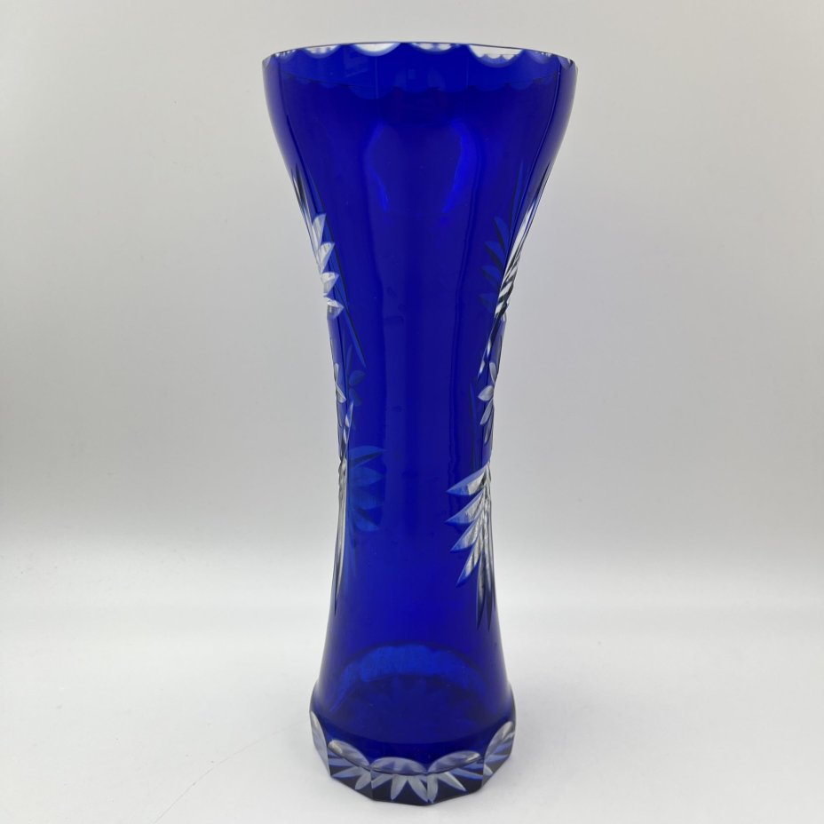 Ваза синего оттенка, украшенная цветочным декором