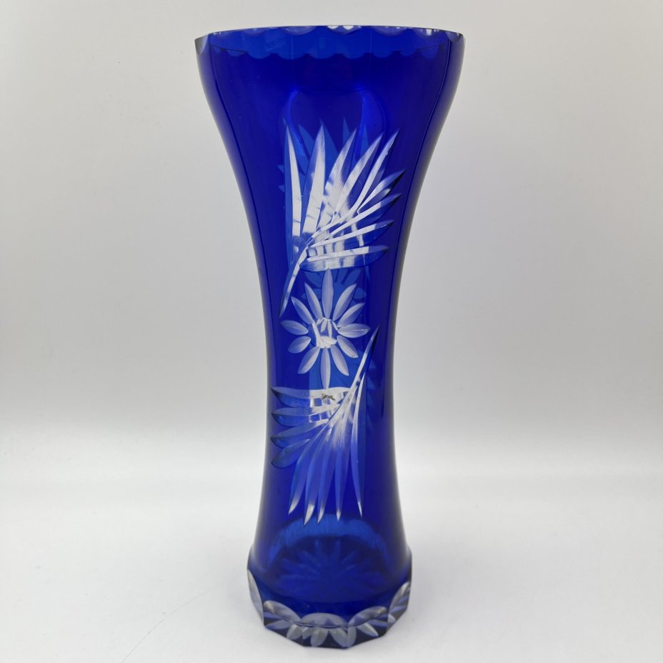 Ваза синего оттенка, украшенная цветочным декором