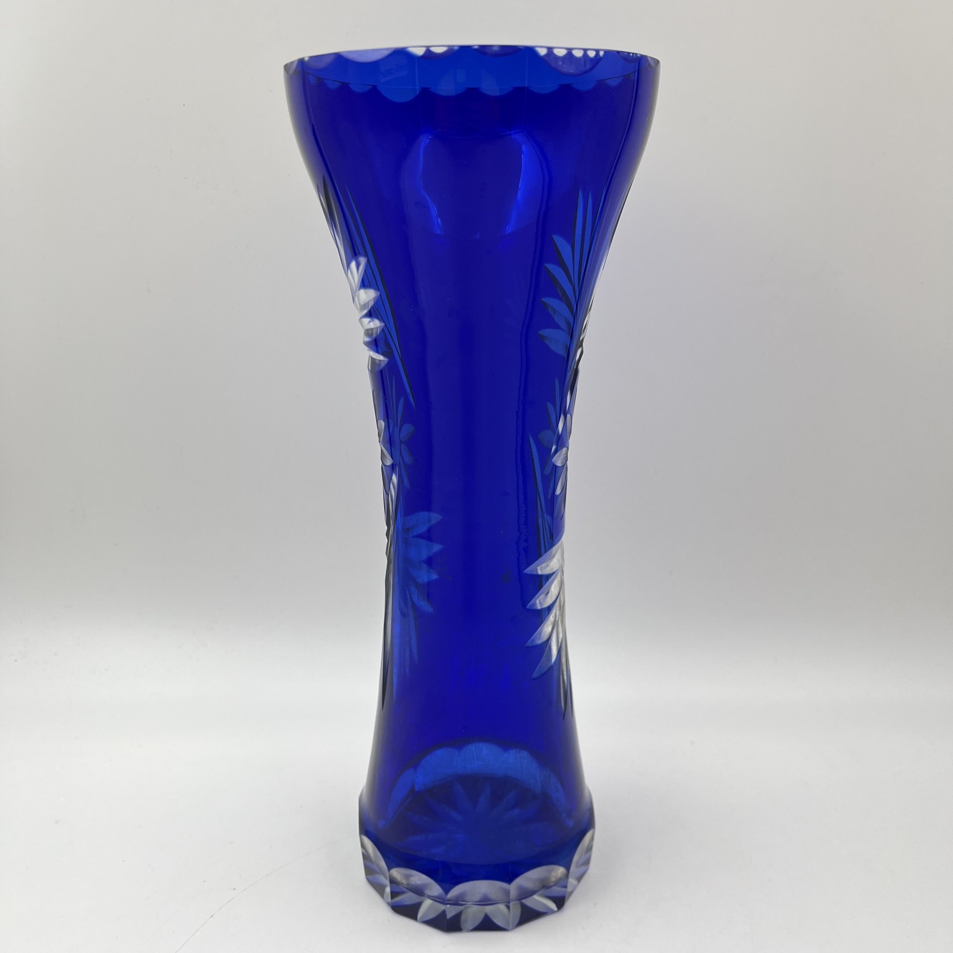 Ваза синего оттенка, украшенная цветочным декором