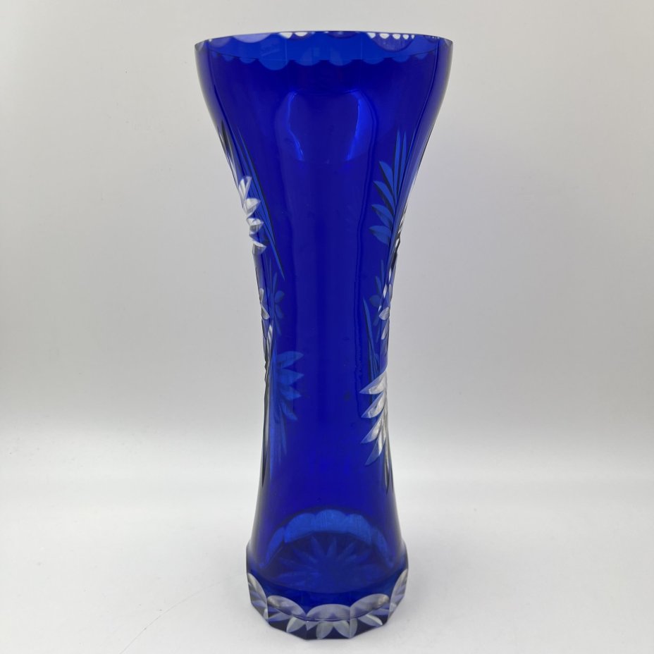 Ваза синего оттенка, украшенная цветочным декором