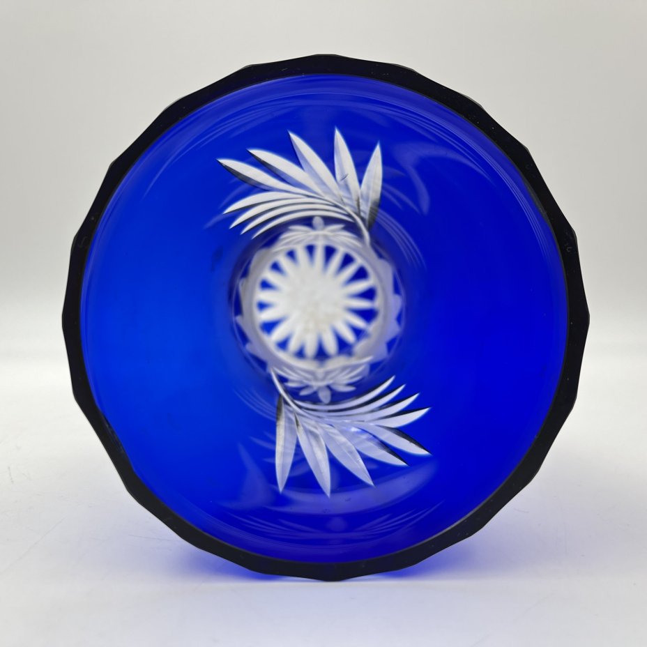 Ваза синего оттенка, украшенная цветочным декором