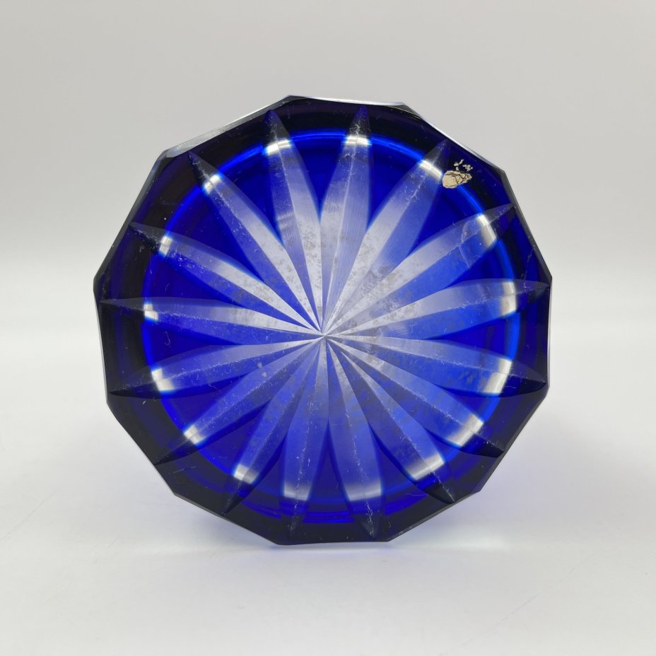 Ваза синего оттенка, украшенная цветочным декором