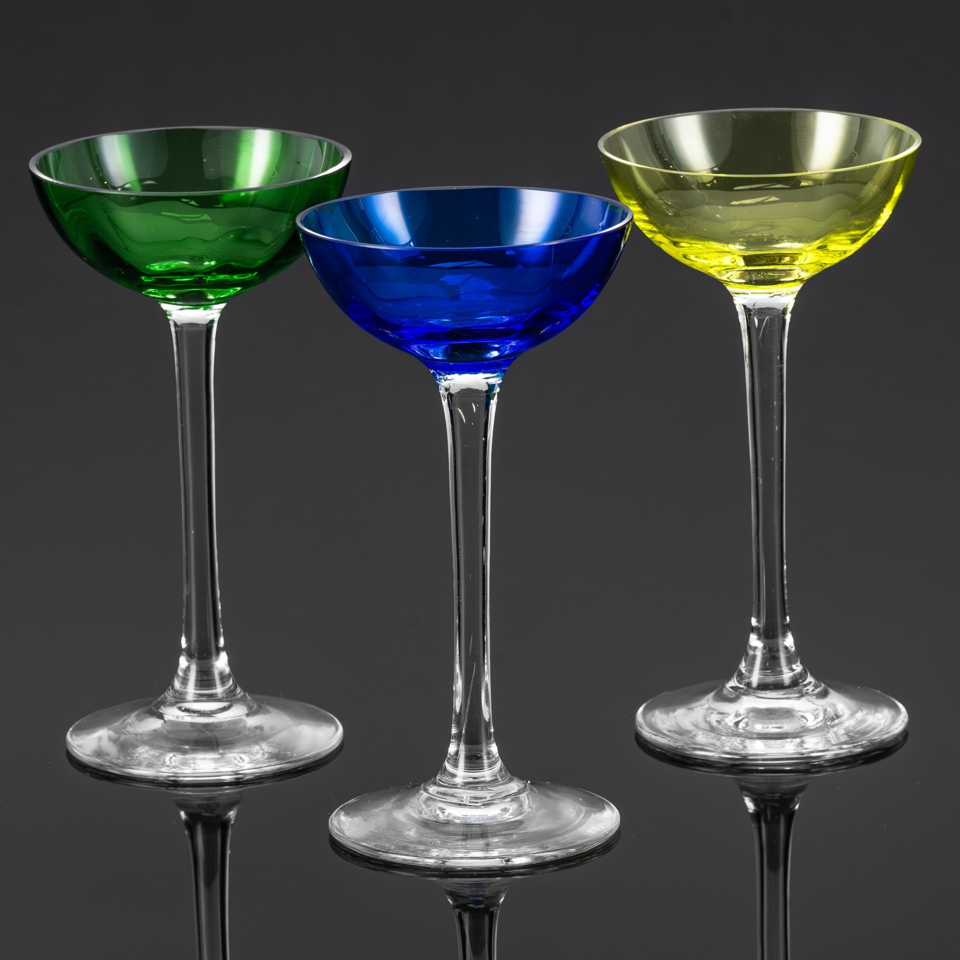 Набор из 3 рюмок на высокой ножке, цветное стекло, Европа, 1940-1960 гг.
