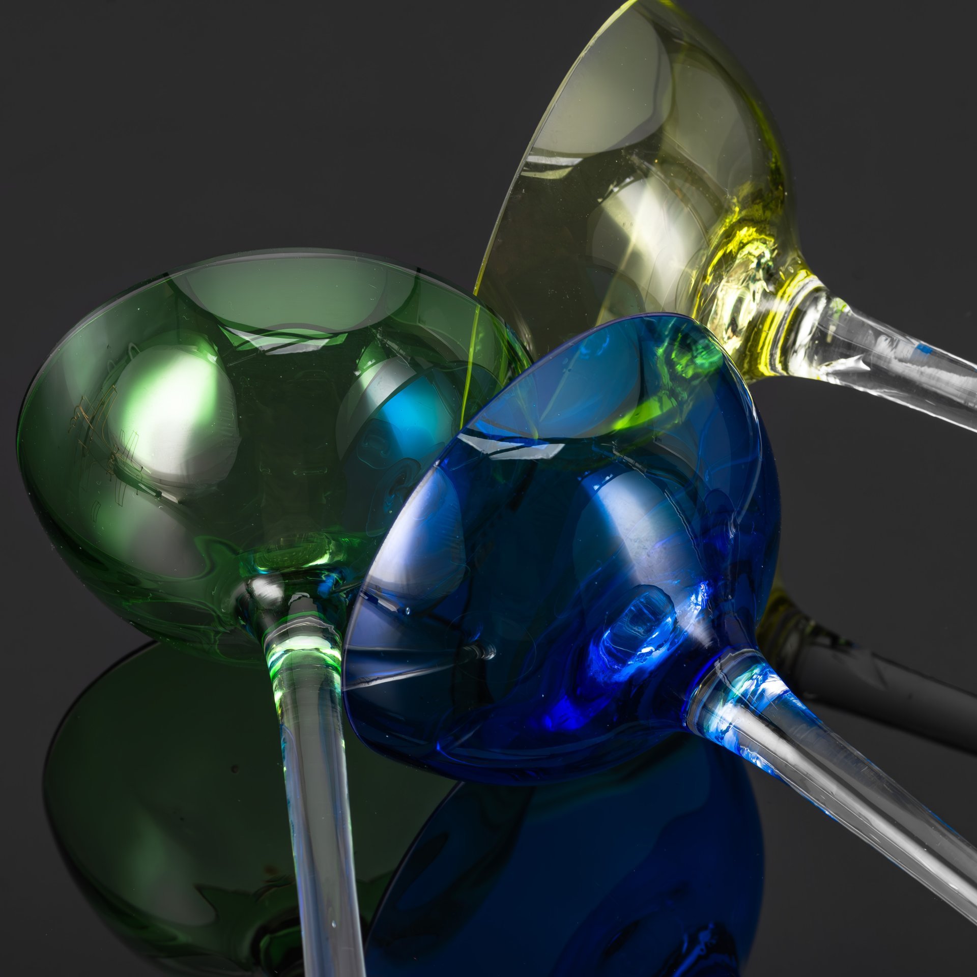 Набор из 3 рюмок на высокой ножке, цветное стекло, Европа, 1940-1960 гг.