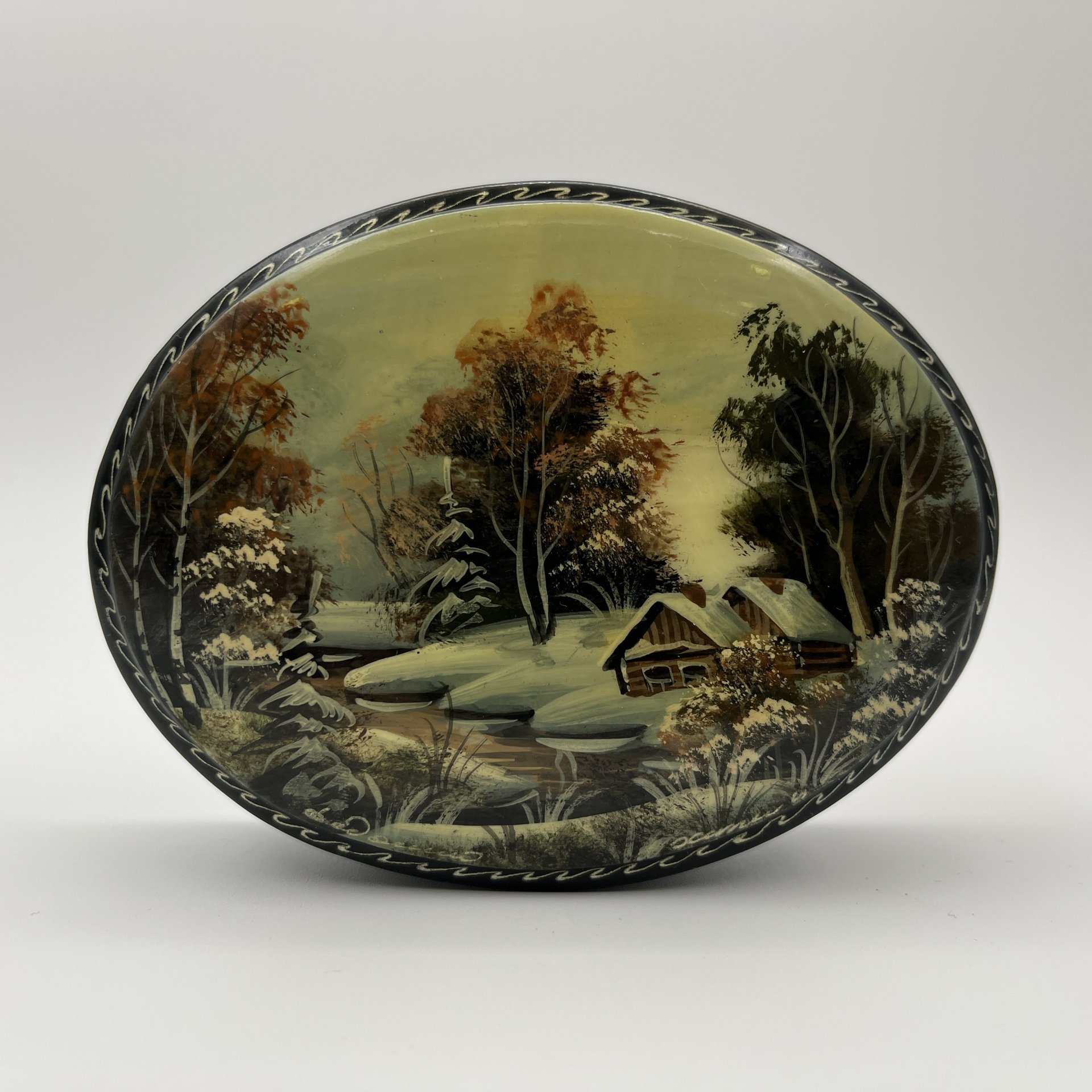 Шкатулка овальной формы, с изображением зимнего пейзажа, папье-маше, роспись, лак, Федоскинская фабрика миниатюрной живописи (Федоскино), Российская Федерация, 2000-2015 гг.