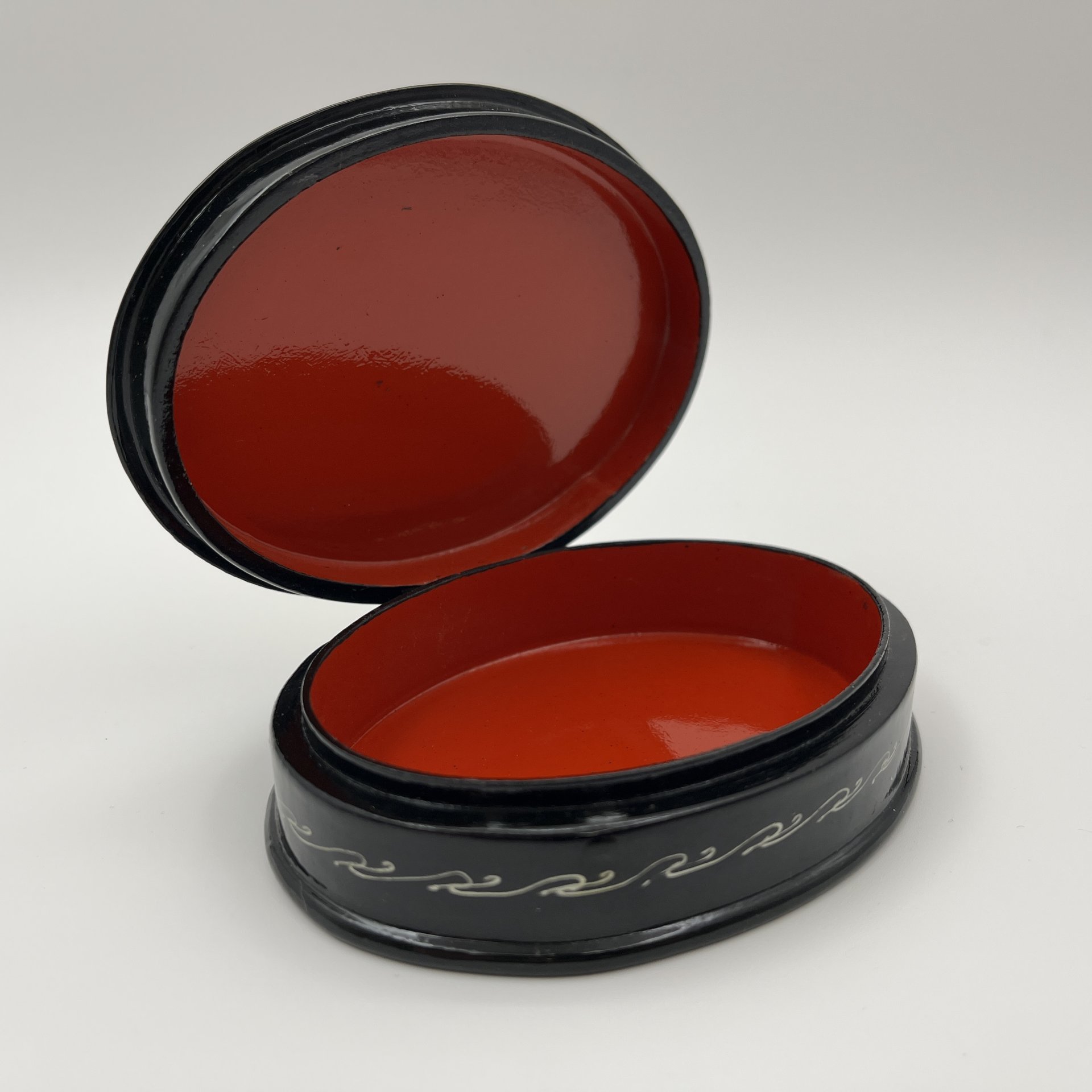 Шкатулка овальной формы, с изображением зимнего пейзажа, папье-маше, роспись, лак, Федоскинская фабрика миниатюрной живописи (Федоскино), Российская Федерация, 2000-2015 гг.