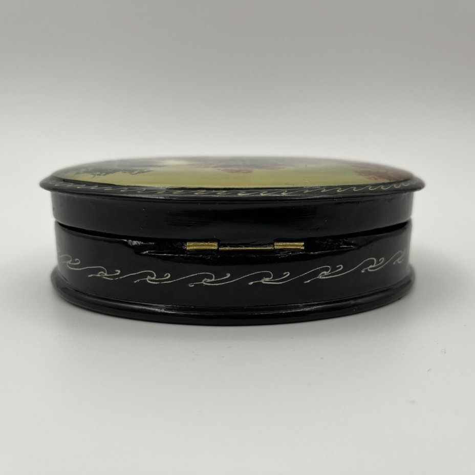 Шкатулка овальной формы, с изображением зимнего пейзажа, папье-маше, роспись, лак, Федоскинская фабрика миниатюрной живописи (Федоскино), Российская Федерация, 2000-2015 гг.