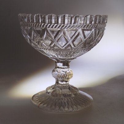 Конфетница с рельефным декором и фигурным бортом, стекло, пресс, Россия, 1900-1930 гг.