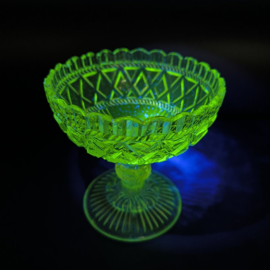 Конфетница с рельефным декором и фигурным бортом