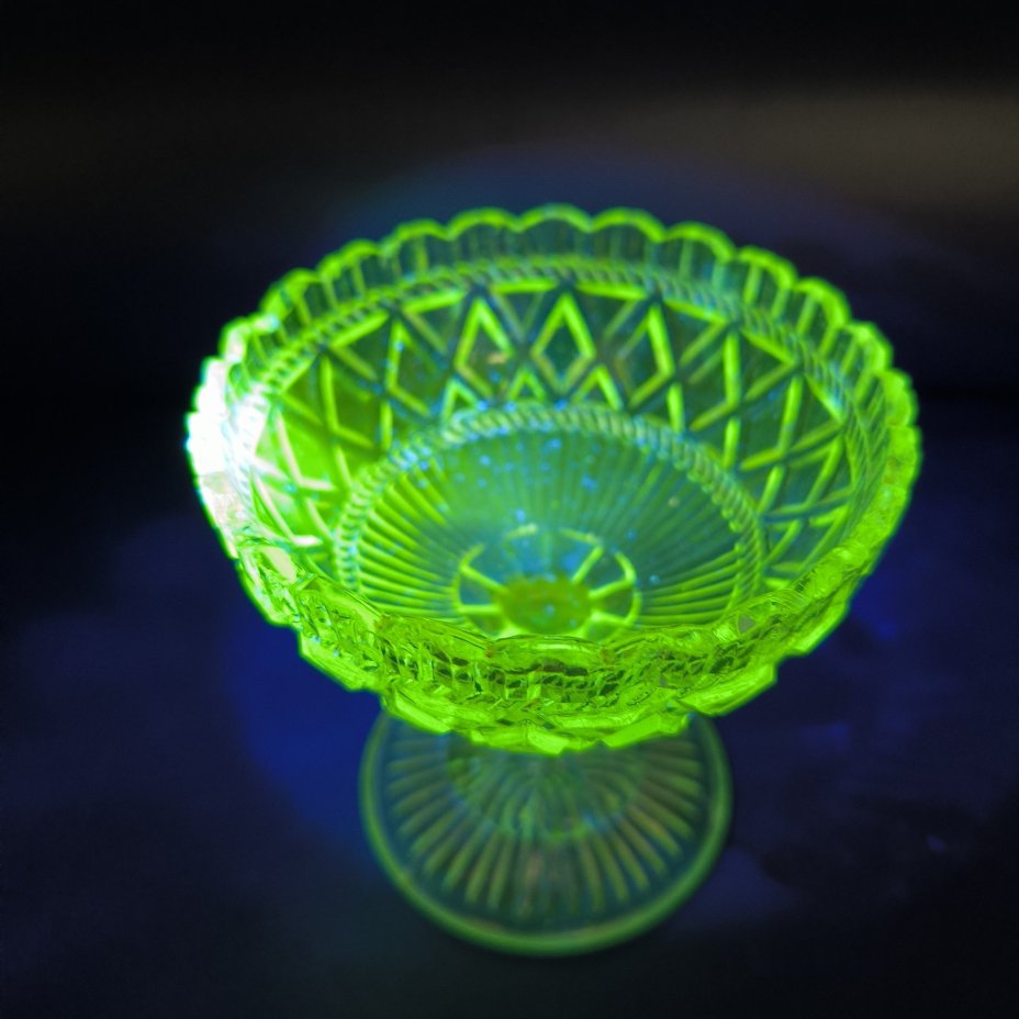 Конфетница с рельефным декором и фигурным бортом