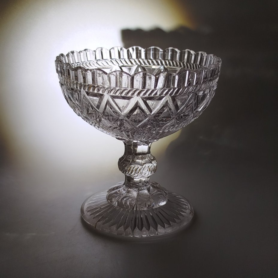 Конфетница с рельефным декором и фигурным бортом