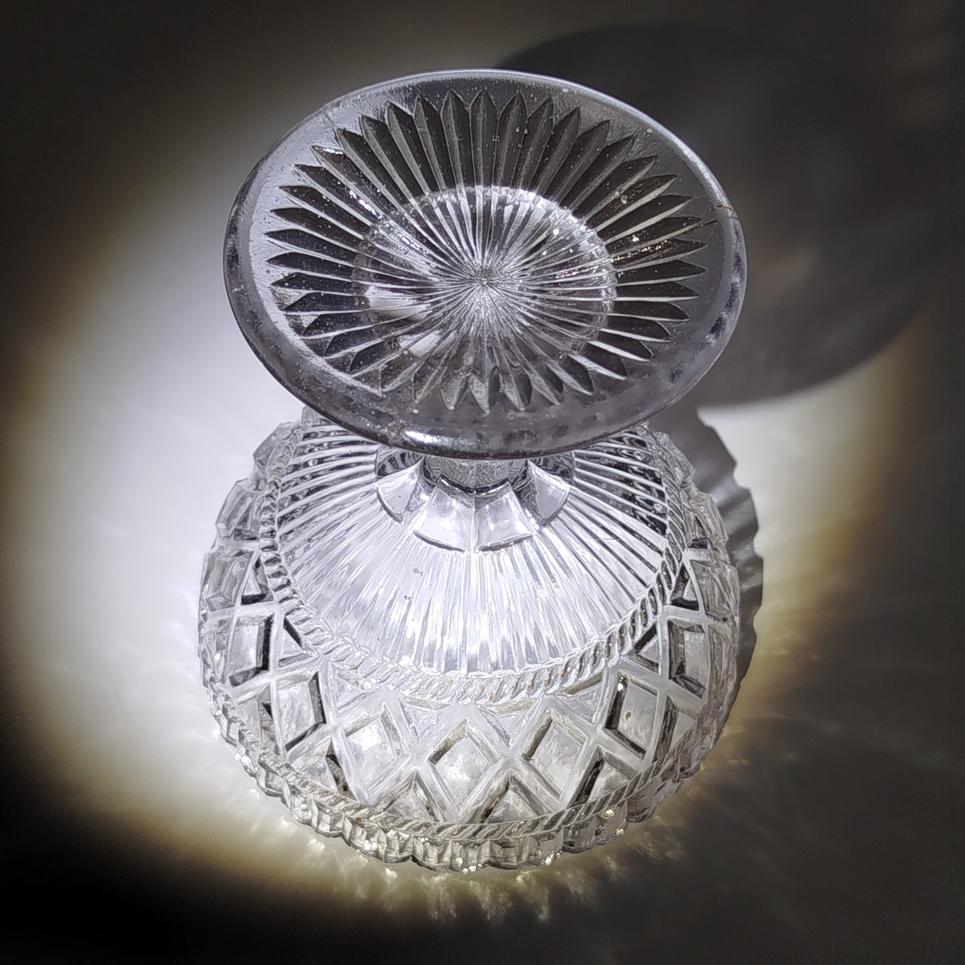 Конфетница с рельефным декором и фигурным бортом, стекло, пресс, Россия, 1900-1930 гг.