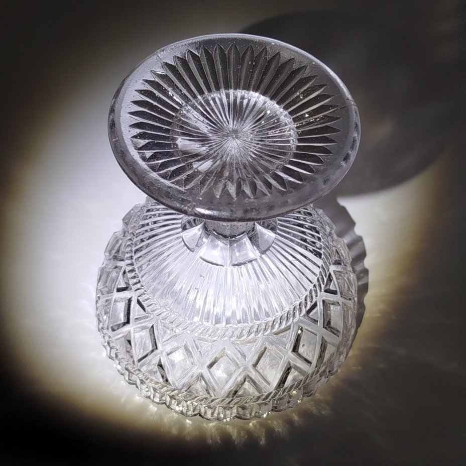 Конфетница с рельефным декором и фигурным бортом