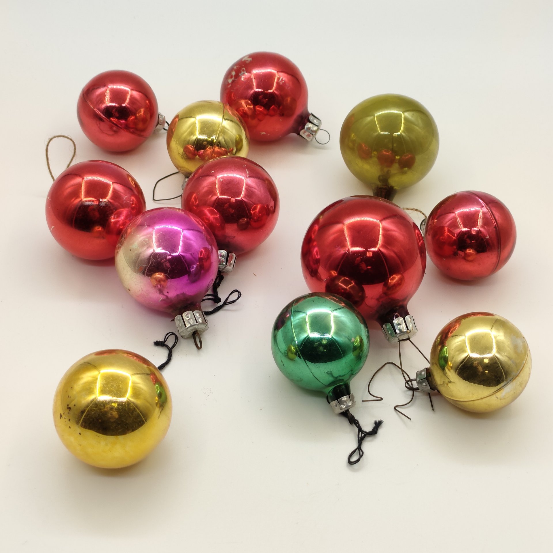 Набор из 12-ти ёлочных шаров различных расцветок (в подборе), стекло, металл, краска, СССР, 1970-1990 гг.