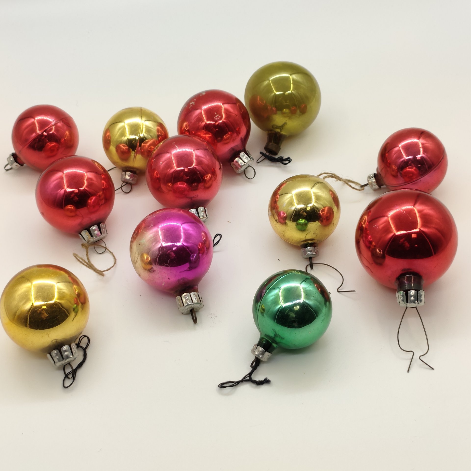 Набор из 12-ти ёлочных шаров различных расцветок (в подборе), стекло, металл, краска, СССР, 1970-1990 гг.