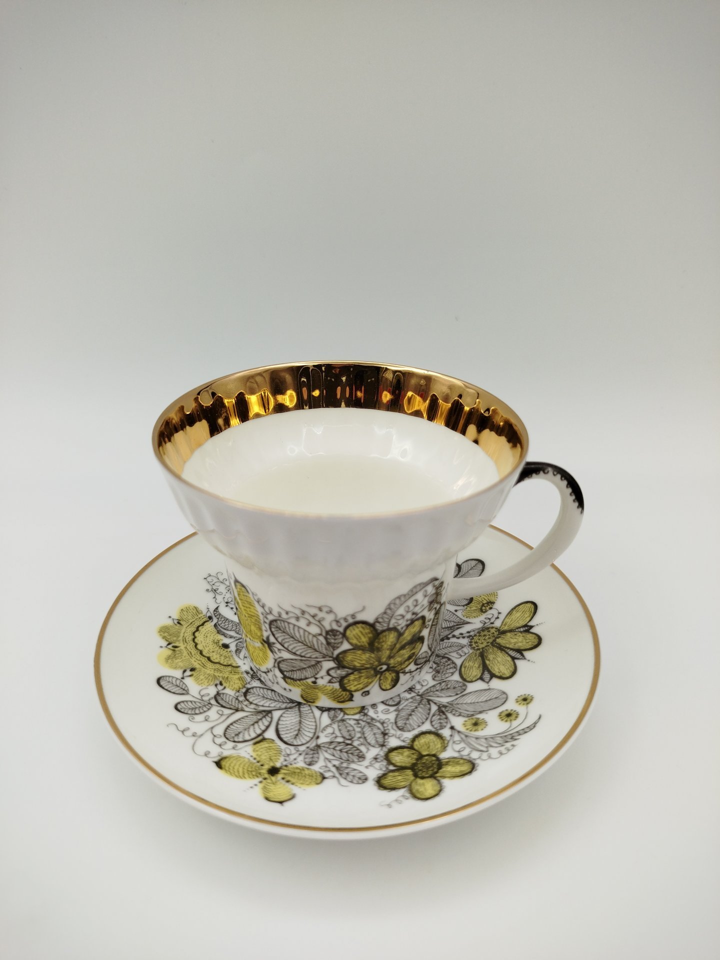 Пара чайная "Русское кружево", автор формы "Волна" Криммер Э.М., автор рисунка Беспалова-Михалева Т.Н.