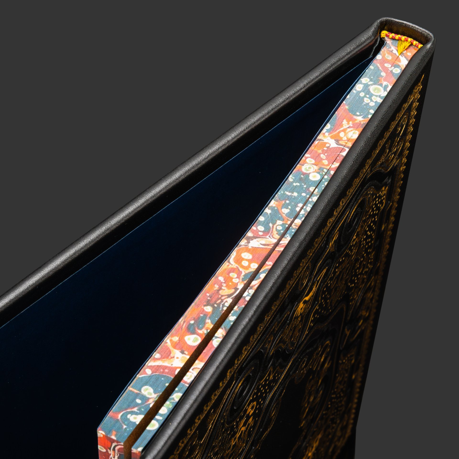 Книга в кожаном переплете "История российской нефти", бумага, кожаный переплет, тиснение, золочение, художественная накладка, обрез с принтом, Российская Федерация, 2025 г.