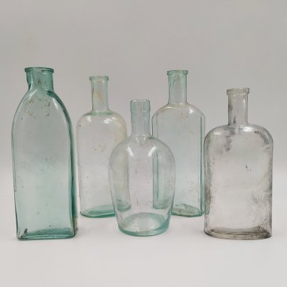 Набор из пяти прозрачных бутылочек (флаконов) различных форм, в подборе, стекло, Западная Европа, 1900-1940 гг.