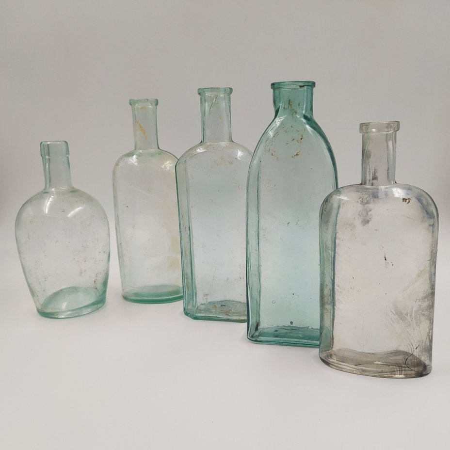 Набор из пяти прозрачных бутылочек (флаконов) различных форм, в подборе