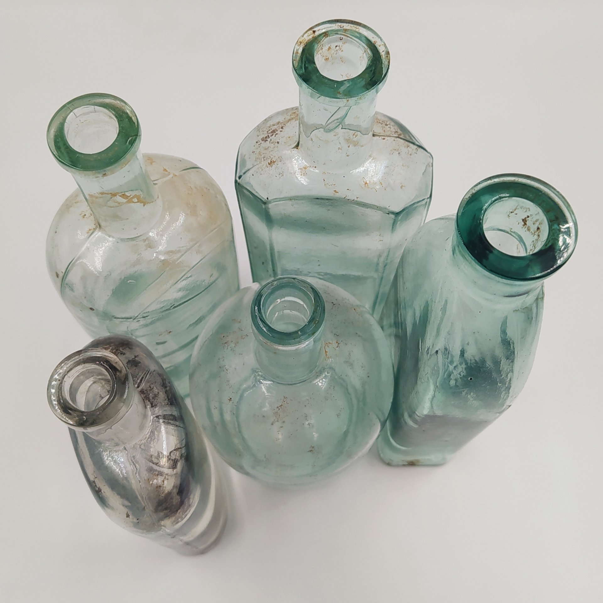 Набор из пяти прозрачных бутылочек (флаконов) различных форм, в подборе, стекло, Западная Европа, 1900-1940 гг.