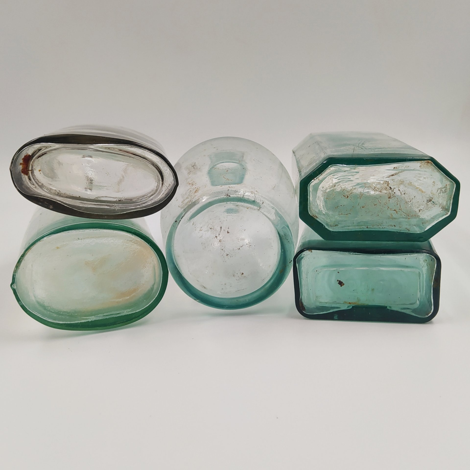 Набор из пяти прозрачных бутылочек (флаконов) различных форм, в подборе, стекло, Западная Европа, 1900-1940 гг.