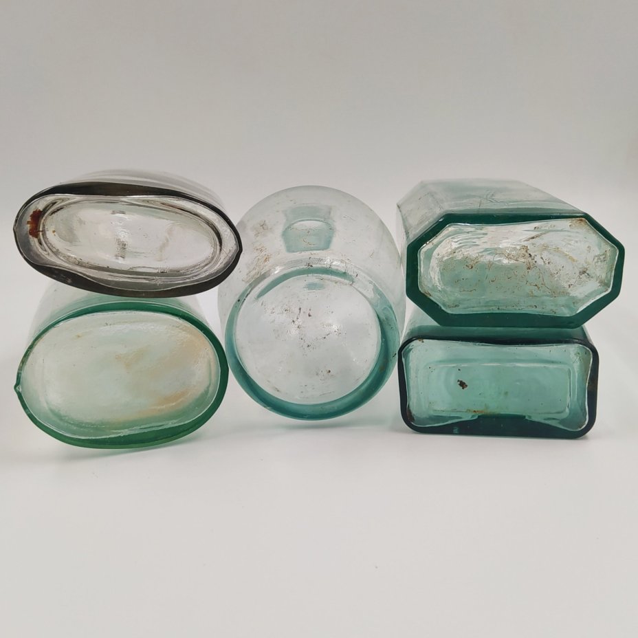 Набор из пяти прозрачных бутылочек (флаконов) различных форм, в подборе