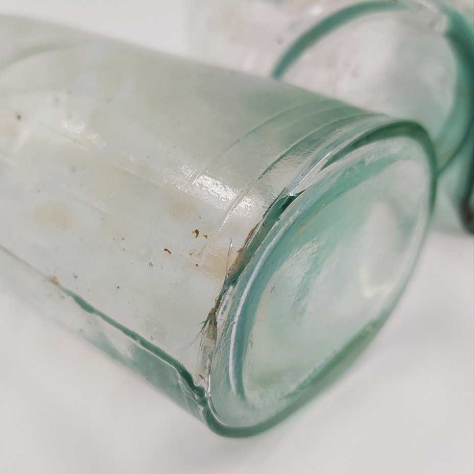 Набор из пяти прозрачных бутылочек (флаконов) различных форм, в подборе