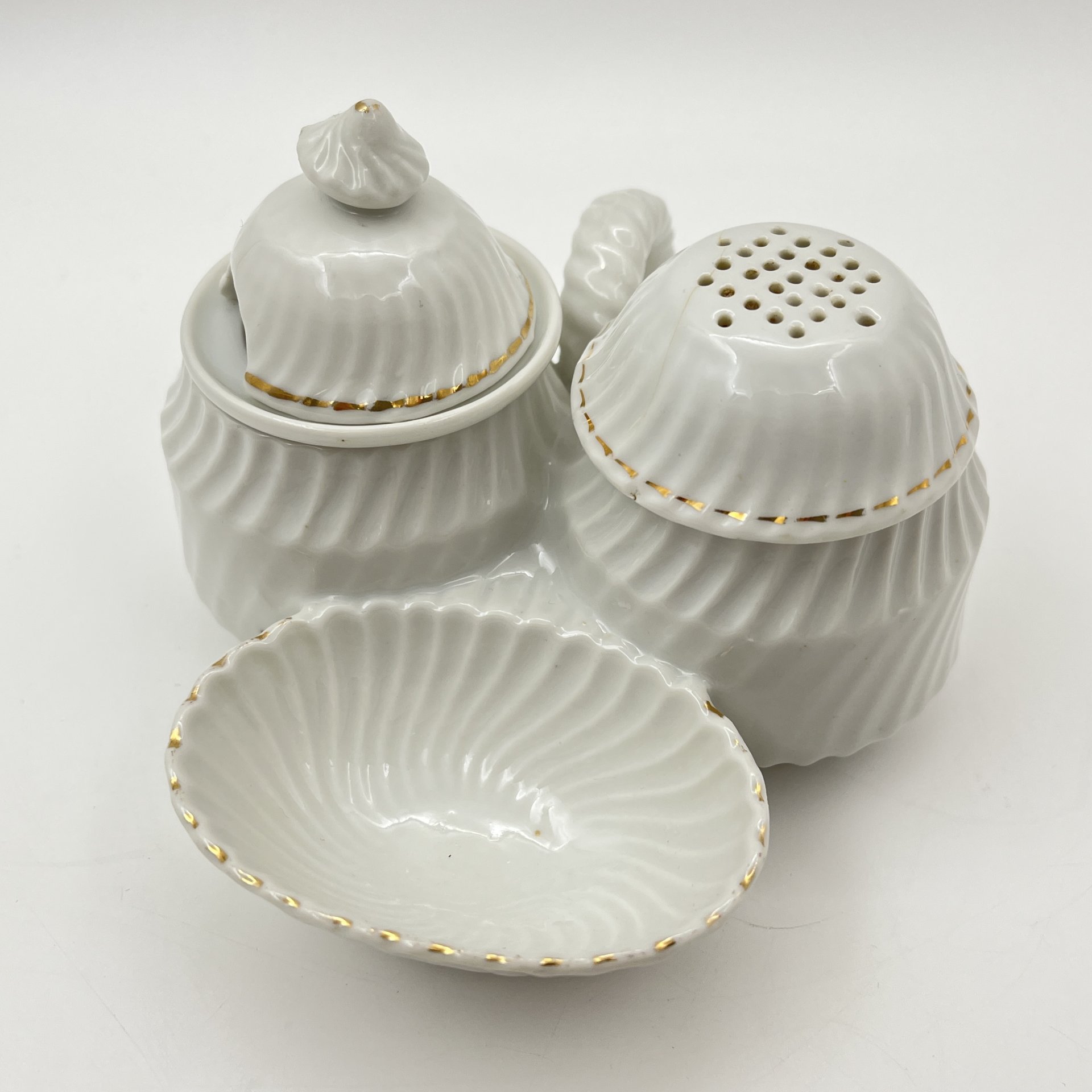 Солонка (перечница) трехсекционная c рельефным декором, фарфор, золочение, Западная Европа, 1930-1950 гг.