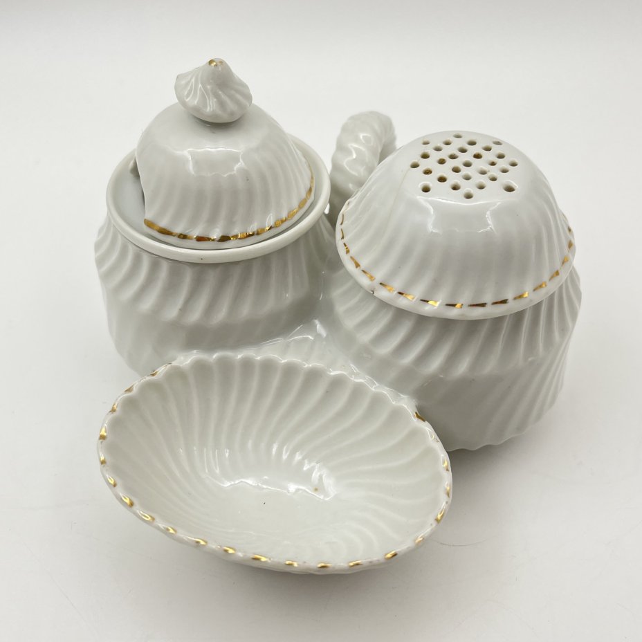 Солонка (перечница) трехсекционная c рельефным декором, фарфор, золочение, Западная Европа, 1930-1950 гг.
