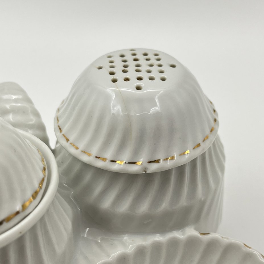 Солонка (перечница) трехсекционная c рельефным декором