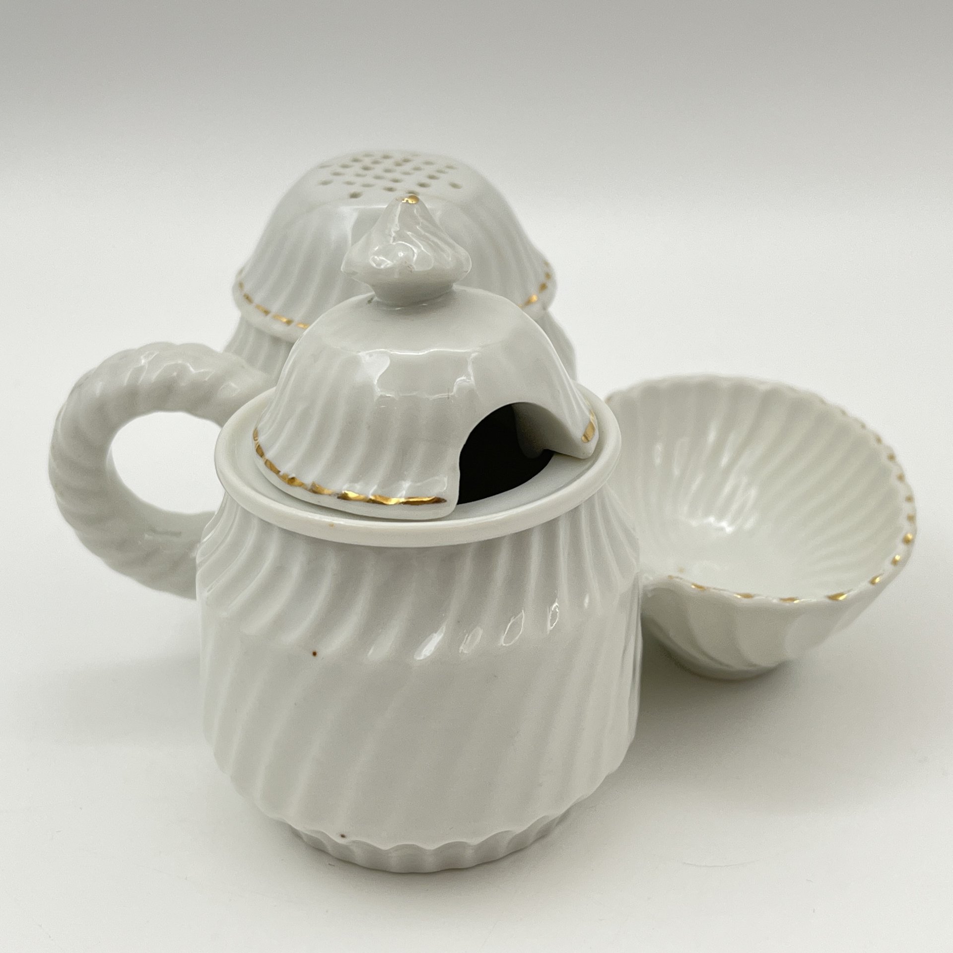 Солонка (перечница) трехсекционная c рельефным декором, фарфор, золочение, Западная Европа, 1930-1950 гг.