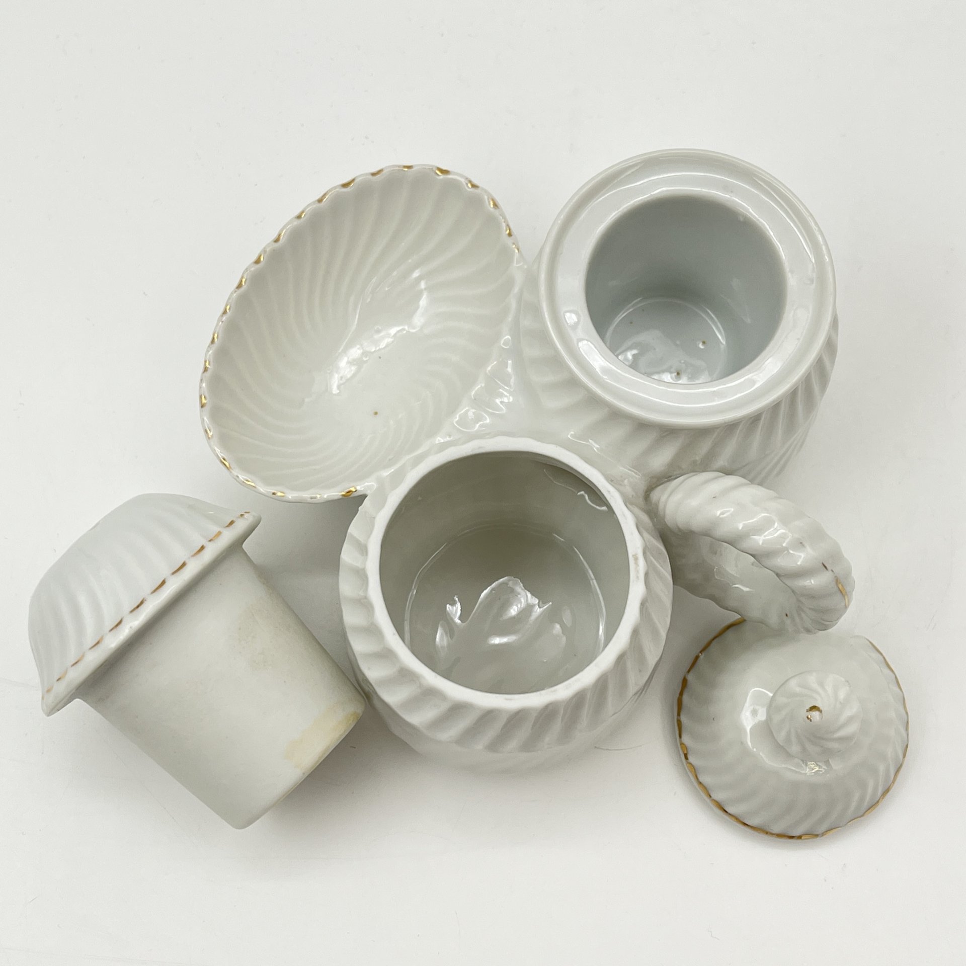 Солонка (перечница) трехсекционная c рельефным декором, фарфор, золочение, Западная Европа, 1930-1950 гг.