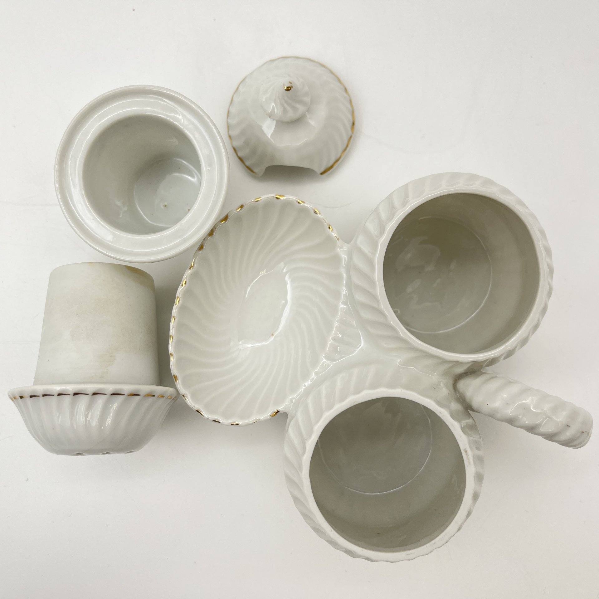 Солонка (перечница) трехсекционная c рельефным декором, фарфор, золочение, Западная Европа, 1930-1950 гг.