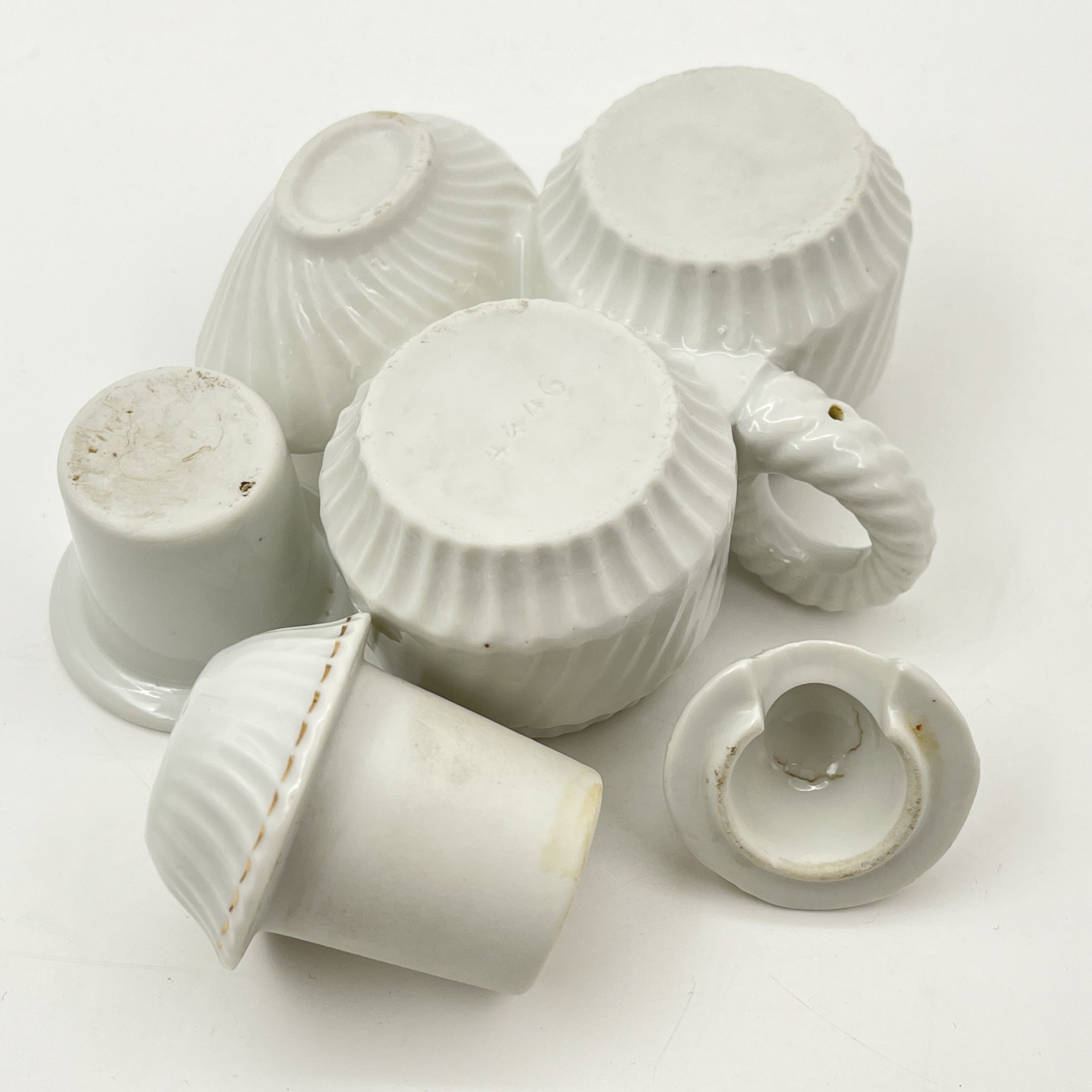 Солонка (перечница) трехсекционная c рельефным декором, фарфор, золочение, Западная Европа, 1930-1950 гг.