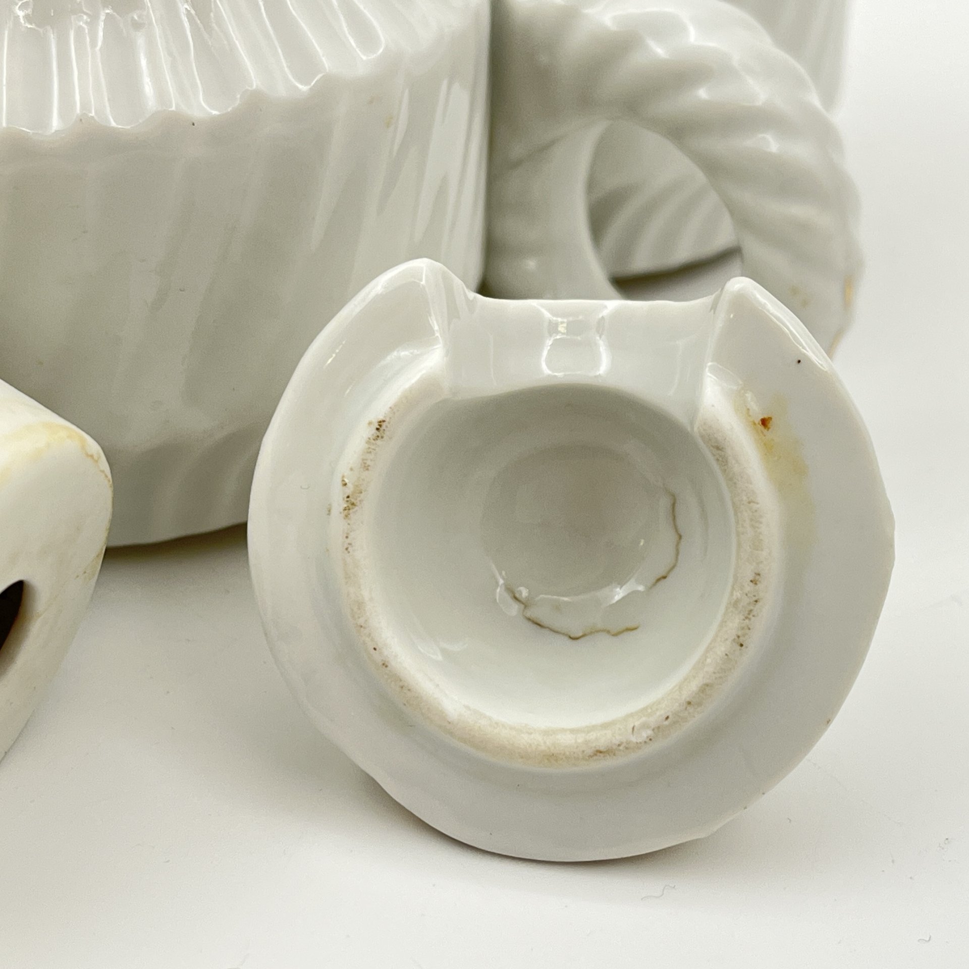 Солонка (перечница) трехсекционная c рельефным декором, фарфор, золочение, Западная Европа, 1930-1950 гг.