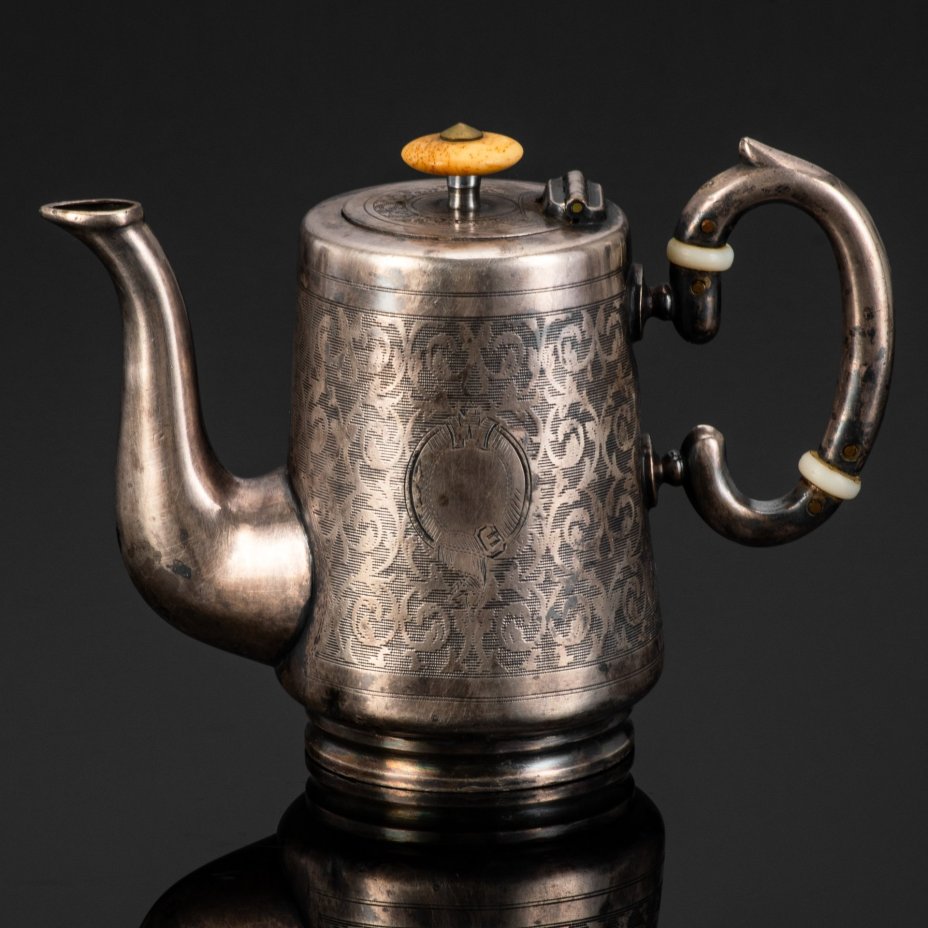 Кофейник с орнаментальным декором и картушем на тулове, металл, серебрение, полимерный материал, Fraget (Фабрика серебряных и плакированных изделий Иосифа Фраже), Царство Польское, 1860-1915 гг.