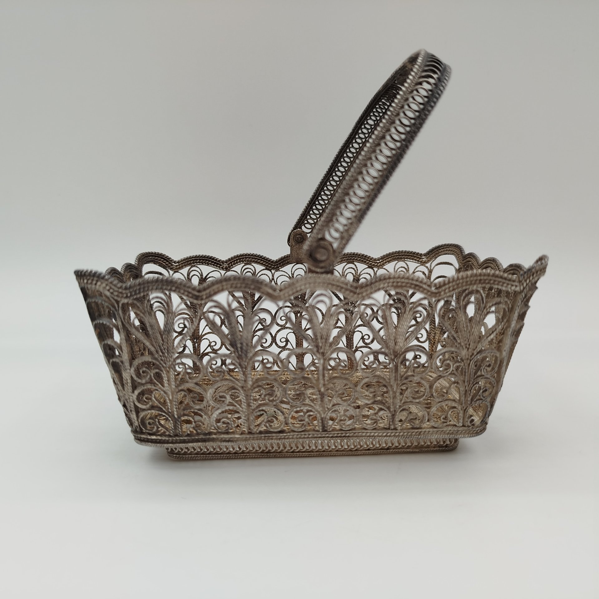 Конфетница прямоугольной формы с ручкой, выполненная в технике скани, мельхиор (медь-никель), СССР, 1970-1990 гг.