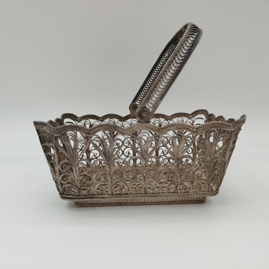 Конфетница прямоугольной формы с ручкой, выполненная в технике скани, мельхиор (медь-никель), СССР, 1970-1990 гг.