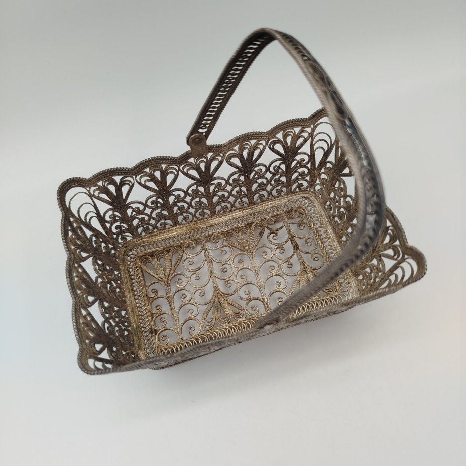 Конфетница прямоугольной формы с ручкой, выполненная в технике скани