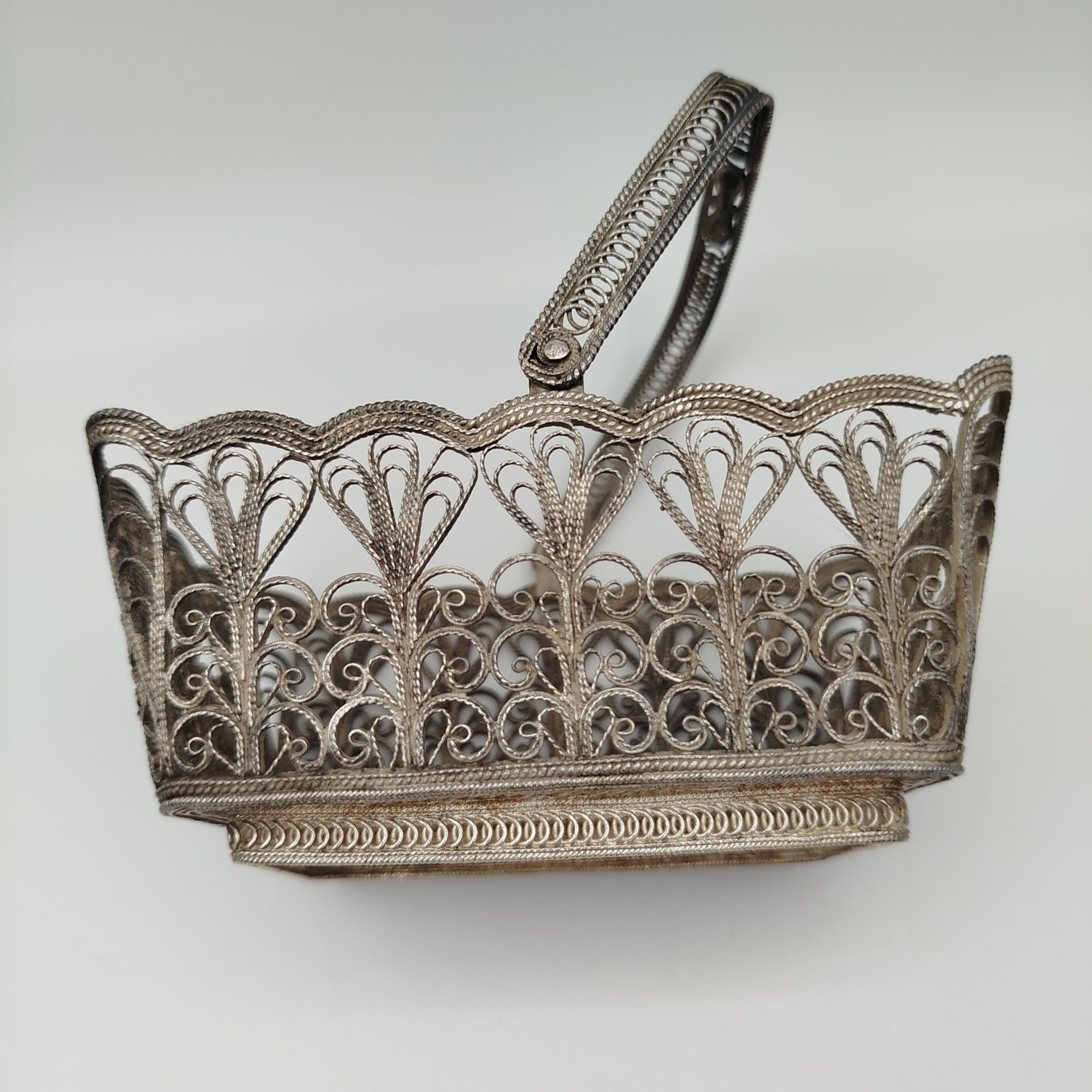 Конфетница прямоугольной формы с ручкой, выполненная в технике скани, мельхиор (медь-никель), СССР, 1970-1990 гг.